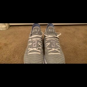 Basketball ball shoes (Lebron XVI)